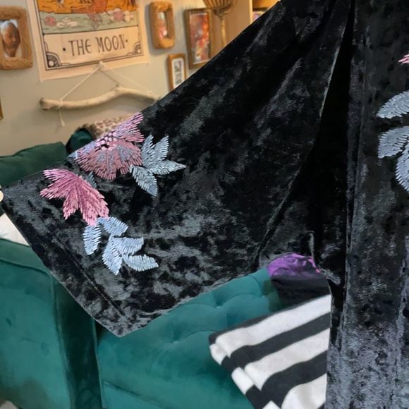 Billy T Velvet robe, duster, embroidered, floral, floral embroidery - Picture 12 of 14